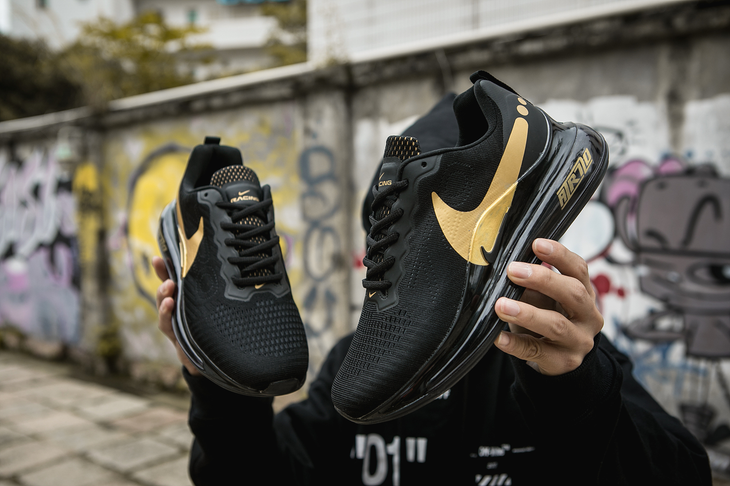 Nike Air Max 720 Black Gold Running Shoes